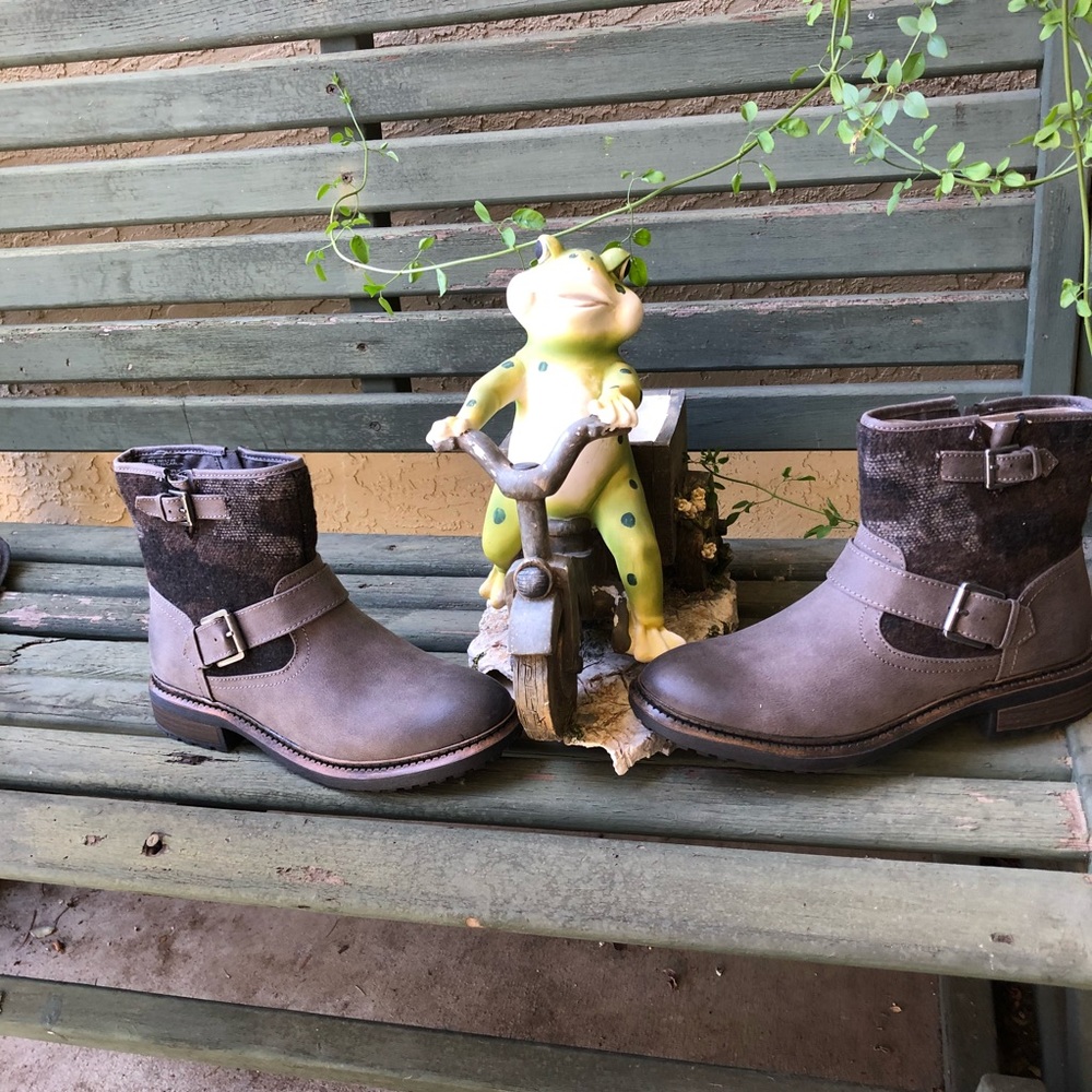 Shoes - Picture 3 of 4